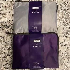 TUMI Delta ONE Travel Toiletries Nylon Zippered Re-Usable Purple Grey New